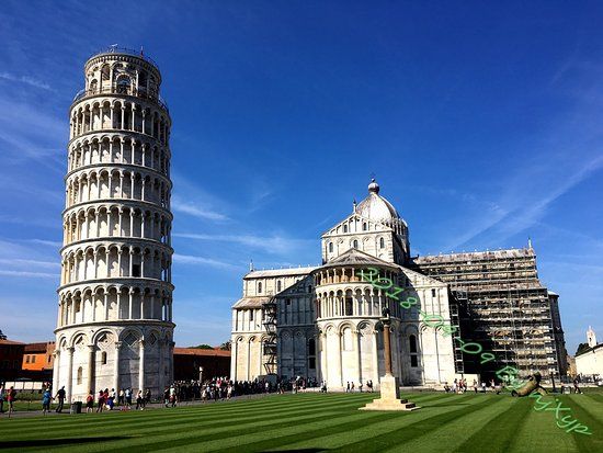 Lutande Tornet I Pisa